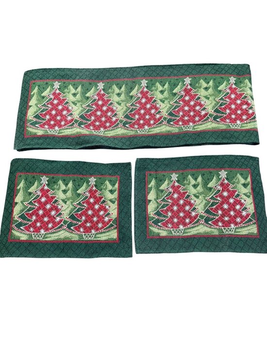 Other - Holiday Christmas Tree Runner & Placemats Set Green & Red Quilted Pattern Festiv